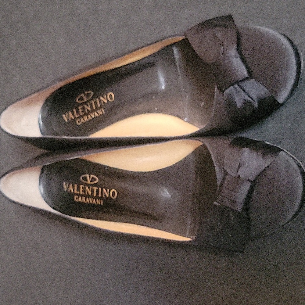 Valentino Garavani satin bow pumps Black